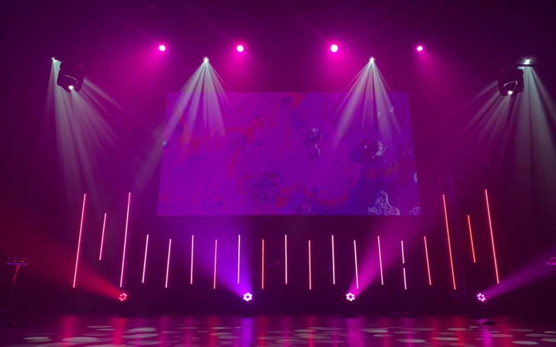 Beleuchtete Bühne in Lila- und Magentatönen