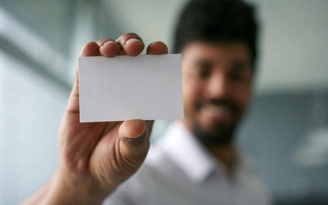 Mann hält eine leere Visitenkarte in die Kamera