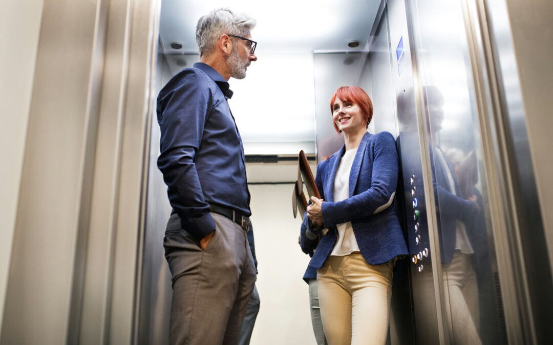 Mann und Frau im Aufzug beim Elevator Pitch